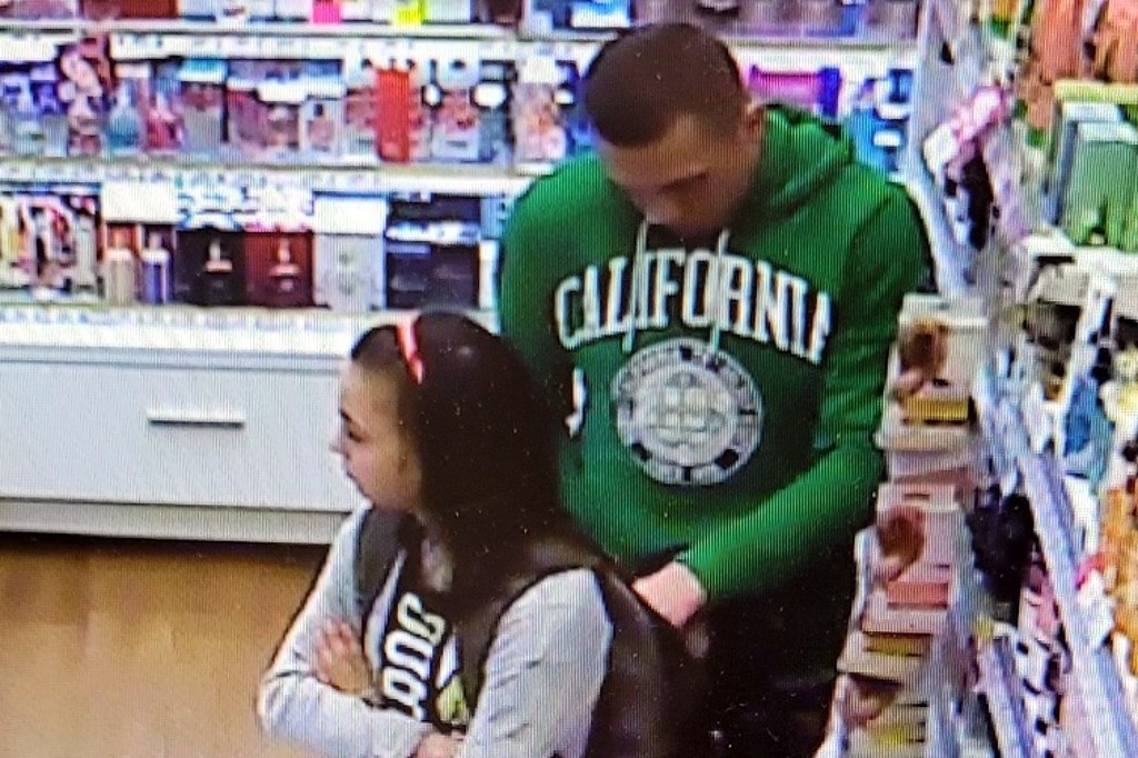 Wynieśli perfumy z drogerii. Policja szuka tej pary