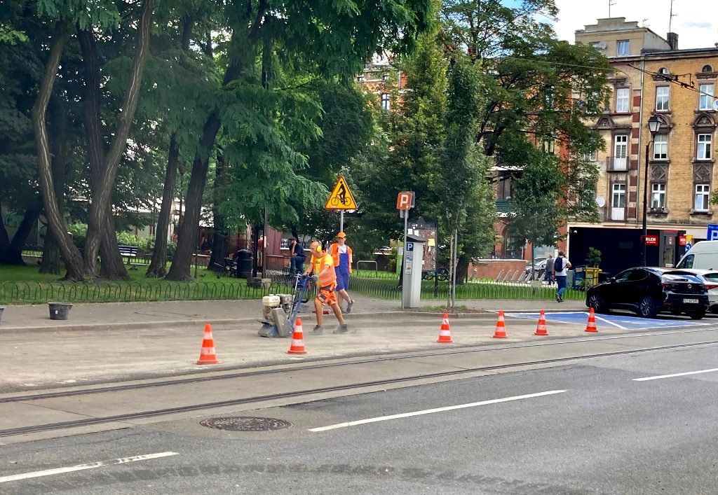 Działająca na zlecenie MZUiM firma najpierw zlikwidowała parkingi na pl. Miarki, a dzisiaj usuwała nowe oznakowanie