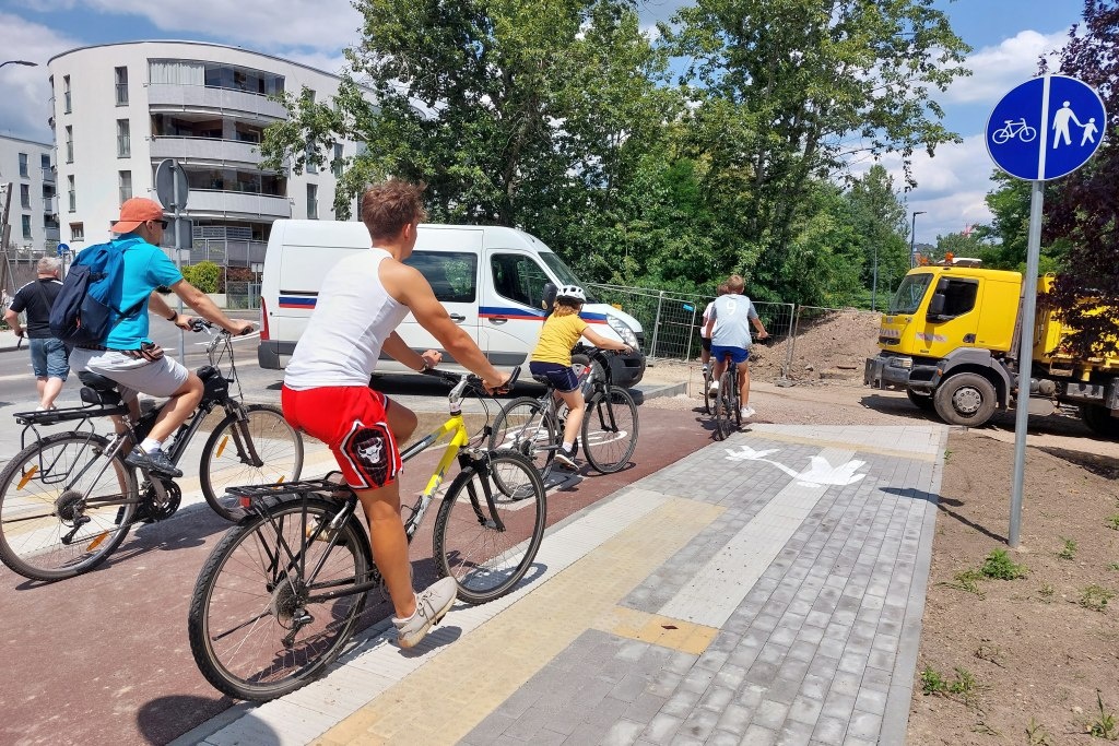 Slalom na Dolinie Trzech Stawów. Chodnik i droga rowerowa na razie nie zostaną dokończone