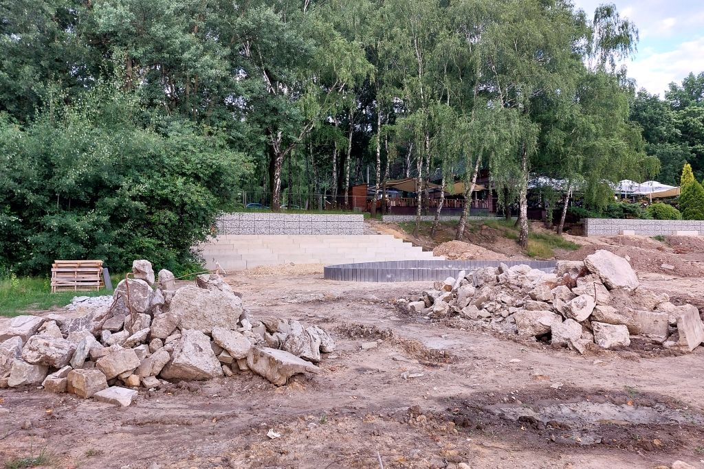 Powstaje scena, a chodnika ma już nie zalewać. Trwa inwestycja w Dolinie Trzech Stawów
