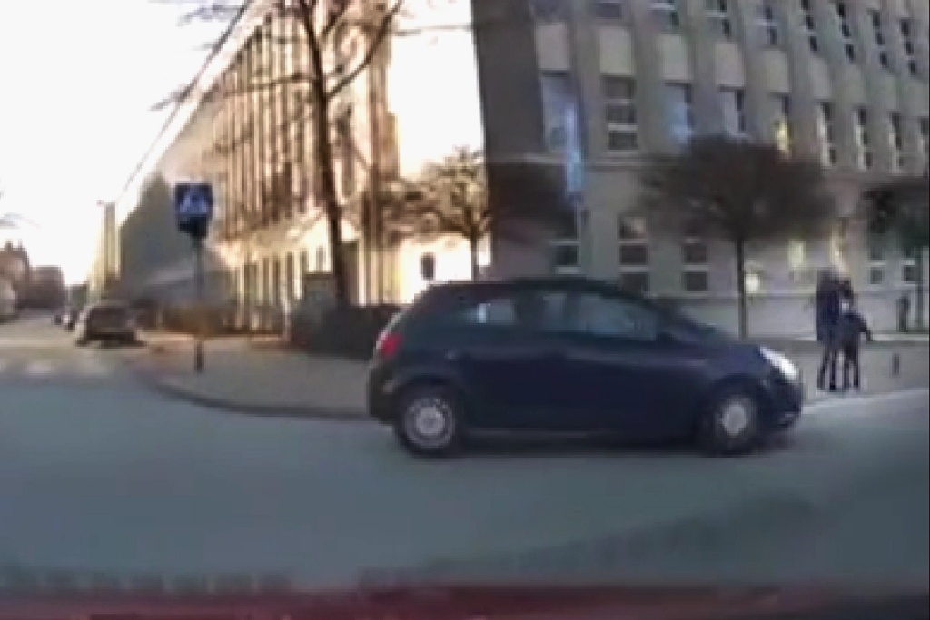Kobieta z dzieckiem prawie znalazła się pod kołami samochodu. Mieli zielone światło [WIDEO]