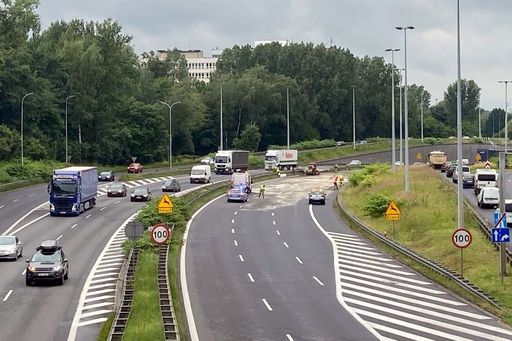 Ciężarówka uderzyła w bariery na A4. Kierowca trafił do szpitala, a na drogach ogromne korki