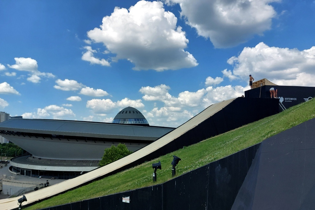 Budują się skocznie na MCK i przy Spodku. Za kilka dni Red Bull Roof Ride
