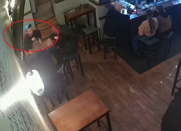 Kradzież na Mariackiej. Złodziej zabrał teczkę z cenną zawartością