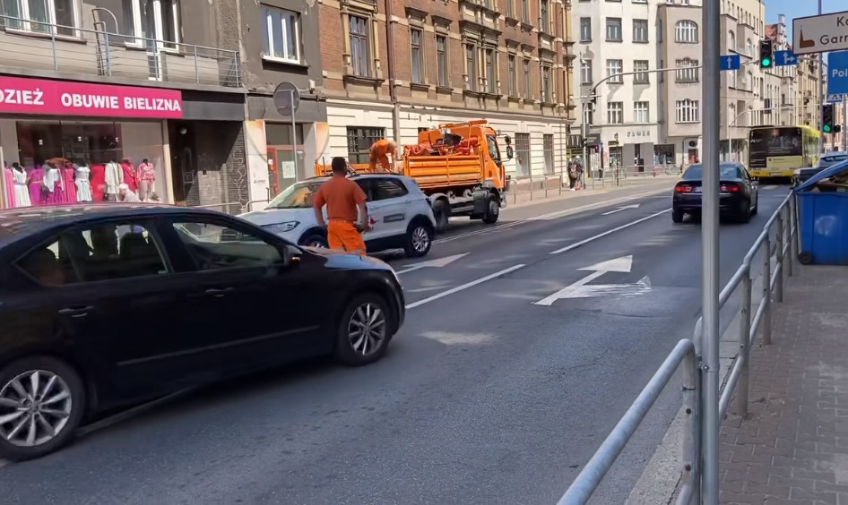 MZUiM tłumaczy się z kierowania ruchem przez swojego pracownika na środku ul. Mikołowskiej. 
