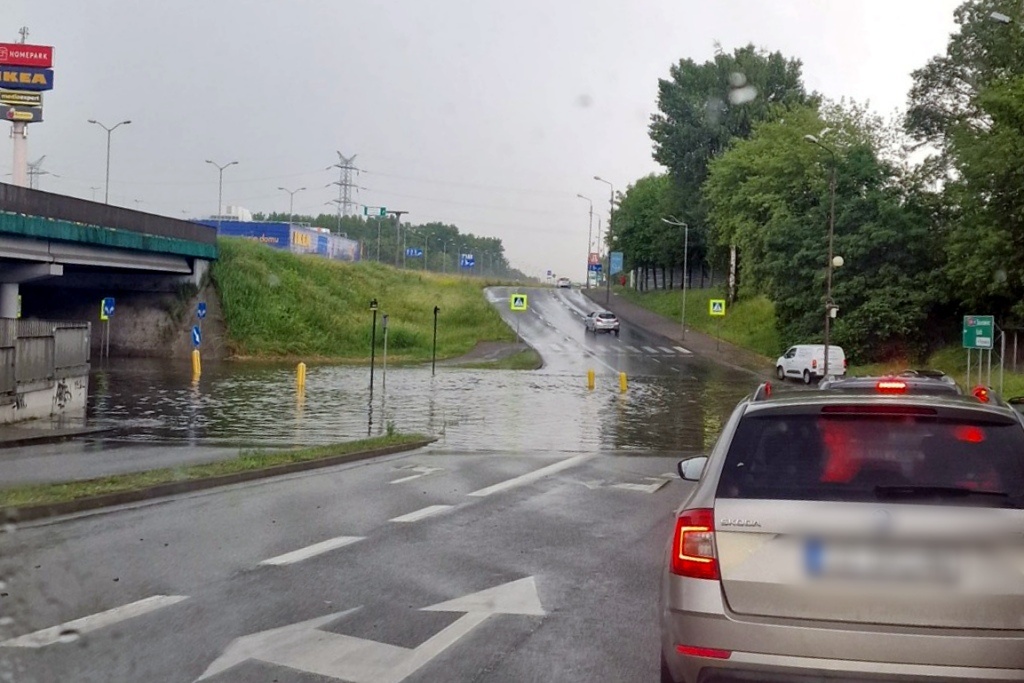 Wielka kałuża przy Ikea w Katowicach. Strażacy po raz kolejny muszą interweniować