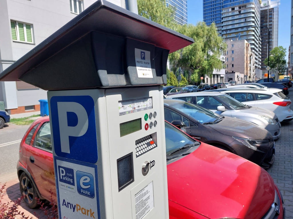 Elektryczne samochody będą jeździć i zdalnie kontrolować czy kierowcy zapłacili za parking. Jest przetarg na zakup urządzeń