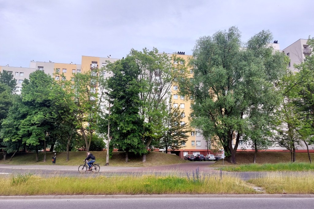 Droga rowerowa na os. Paderewskiego powinna być gotowa 2 lata temu. Właśnie unieważniono przetarg