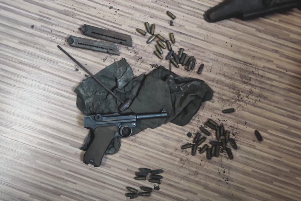 W szkole w Katowicach znaleziono pistolet. Był dobrze ukryty