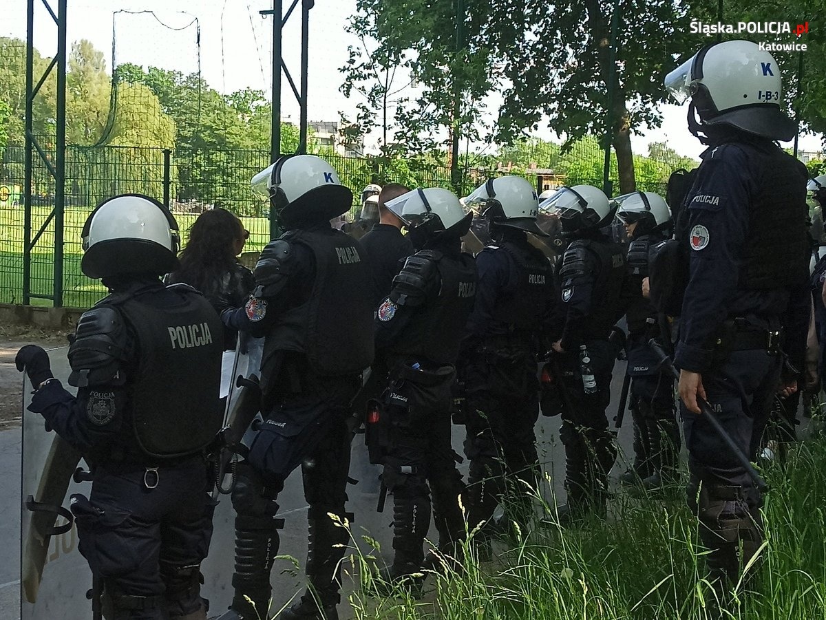 Podczas meczu z Ruchem Chorzów kibole GKS-u odpalili środki pirotechniczne. Policja identyfikuje sprawców