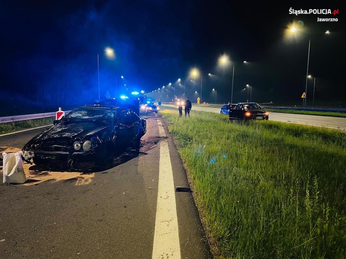 Pościg na autostradzie A4. Kierowca mercedesa potrącił policjanta i staranował szlaban na punkcie poboru opłat