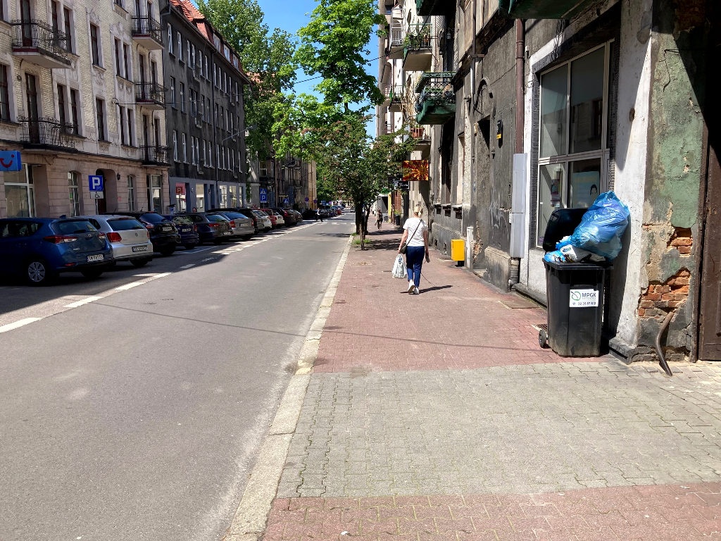 Ulica w centrum Katowic już rok temu powinna być zielona, ale z powodu opieszałości urzędników nadal są tu beton i nielegalnie parkujące samochody