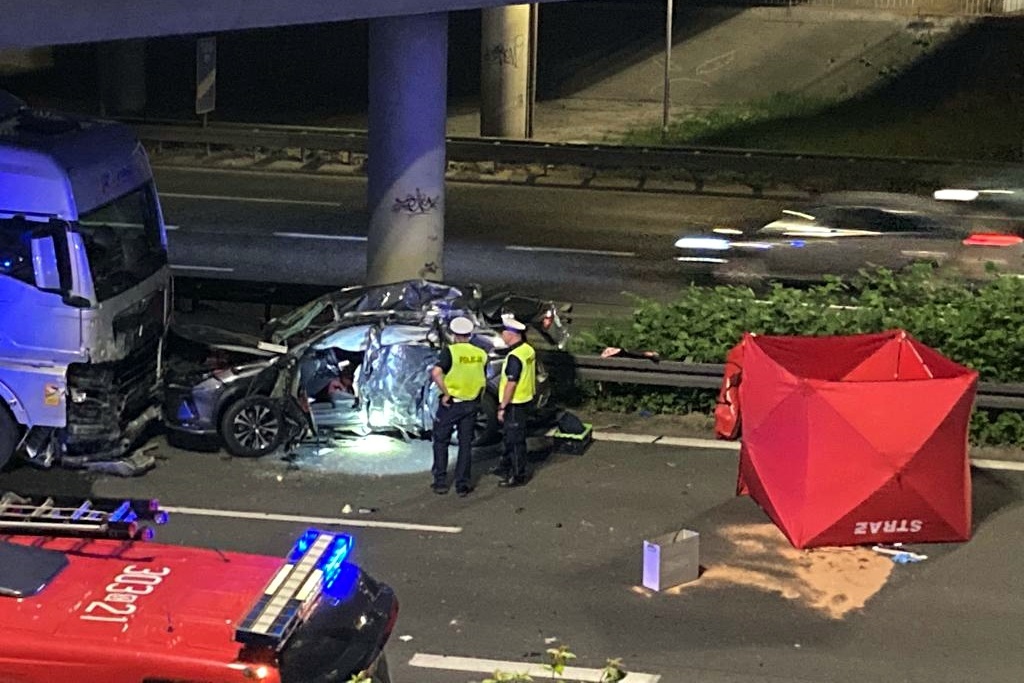 Śmiertelny wypadek na A4 w Katowicach. Samochód zderzył się czołowo z ciężarówką