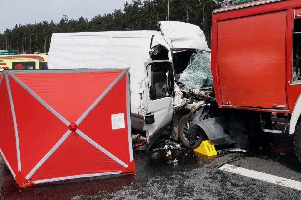 Śmiertelny wypadek na S1. Samochód wjechał w wóz straży pożarnej