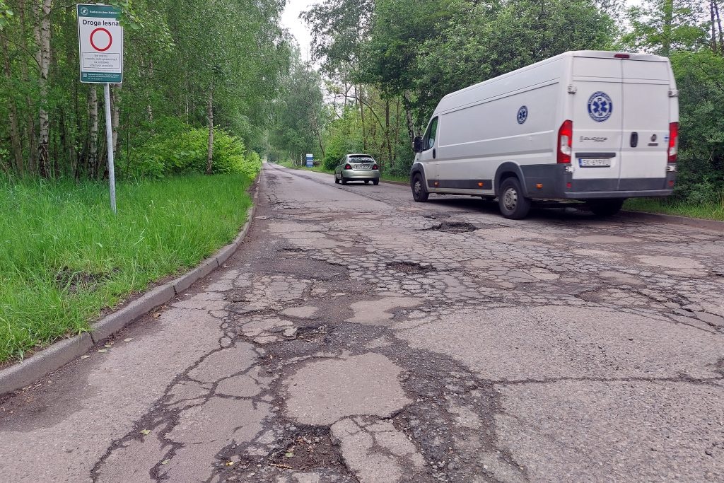Kierowcy przebijają opony na leśnej drodze, która stanowi jedyny dojazd do wielu firm. Nadleśnictwo postawiło znaki i remontu nie planuje