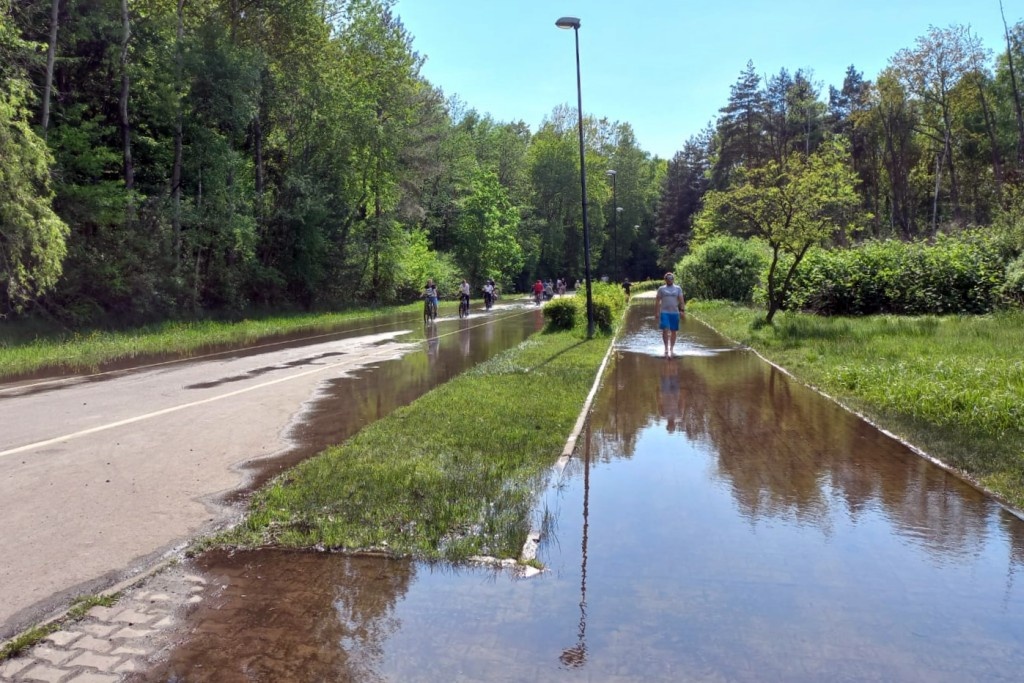 Zalana rolkostrada w Dolinie Trzech Stawów. Po raz kolejny pokazują się szkody górnicze