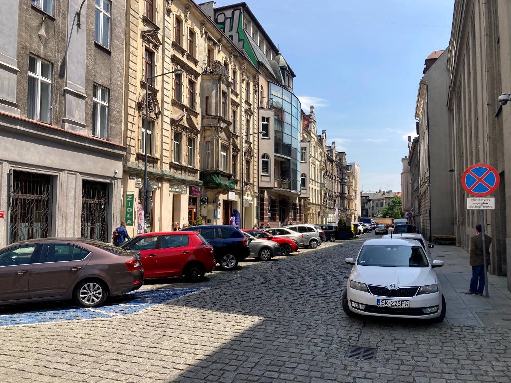 Nowa strefa płatnego parkowania będzie większa, stawki idą w górę, ale są nowe abonamenty dla mieszkańców
