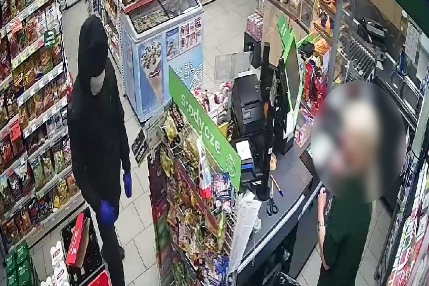 Mężczyzna chciał napaść na Żabkę. W ręce trzymał ostry przedmiot