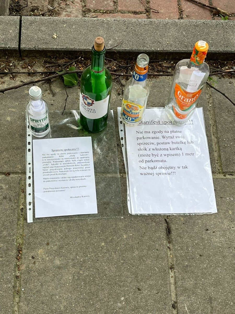 Butelkowy protest w sprawie strefy płatnego parkowania w Katowicach