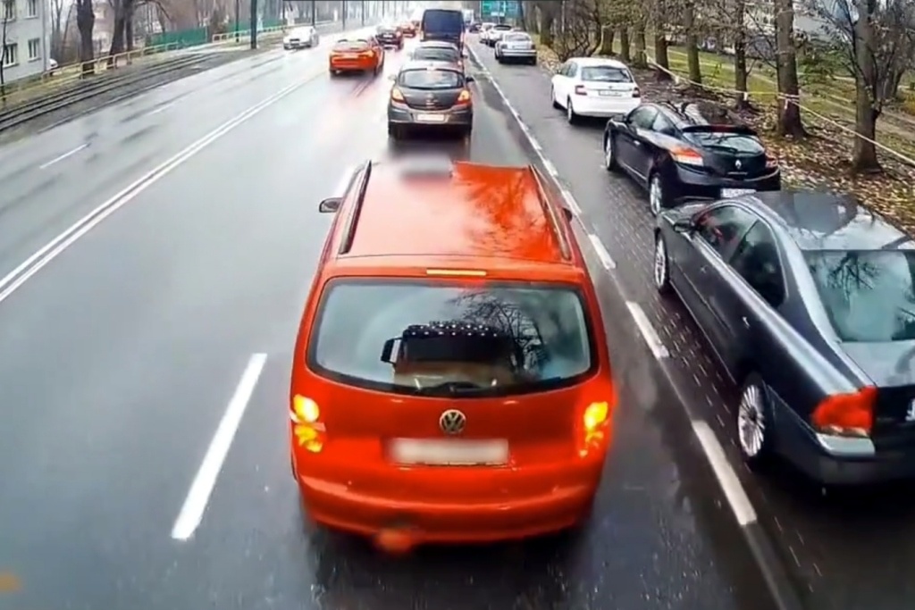 Agresywny taksówkarz w Katowicach nie miał prawa jazdy. Może dużo zapłacić za swoje zachowanie [WIDEO]