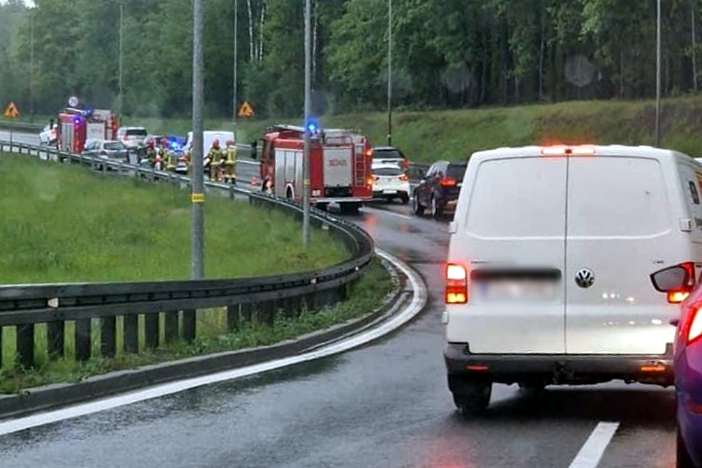 Samochód wjechał w bariery na zjeździe z A4. Szykuje się kiepski dzień na drogach