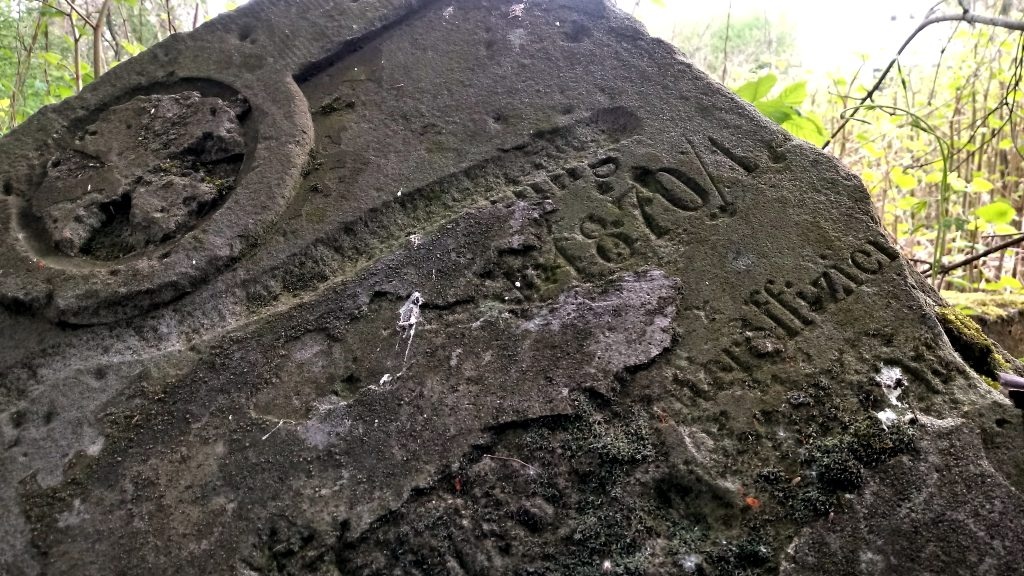 Przy sprzątaniu Rawy w Załężu znaleziono pomnik żołnierza poległego na wojnie francusko-pruskiej