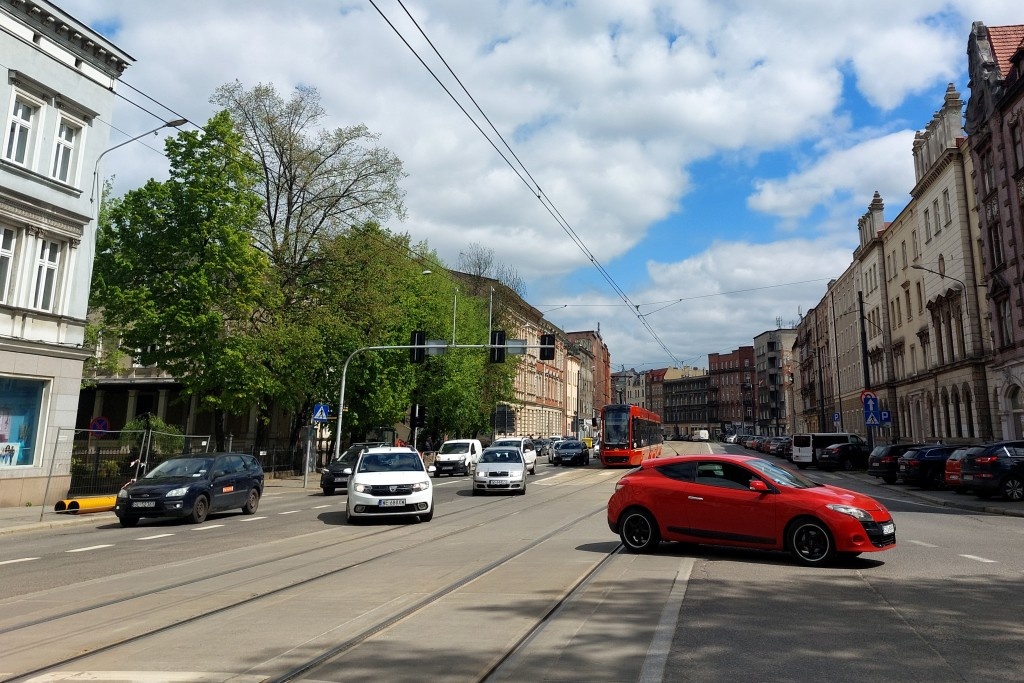 Długie korki z powodu krótkiego „zielonego” w centrum Katowic. Tramwaje będą tu miały priorytet