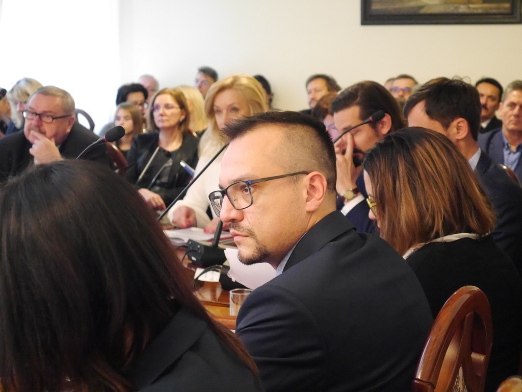 Radny prosi o możliwość głosowania zdalnego w sprawie lex deweloper na Burowcu, bo nadzwyczajna sesja została zwołana, kiedy miał już zaplanowany urlop