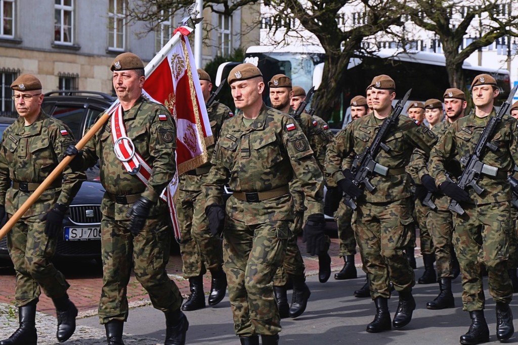 Bieg z Flagą i defilada na pl. Sejmu Śląskiego. Obchody 2 i 3 maja w Katowicach