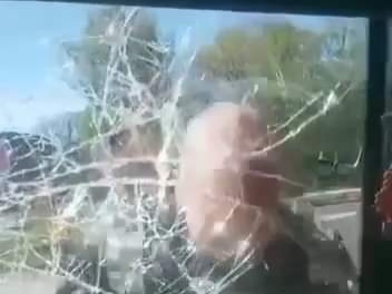 Mężczyzna zaatakował autobus. Głową rozwalił szybę