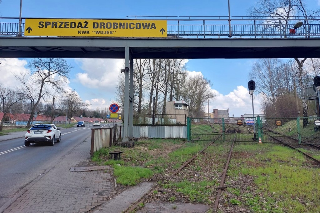 Kładka dla pieszych, tory i cała bocznica kolejowa przy kopalni 