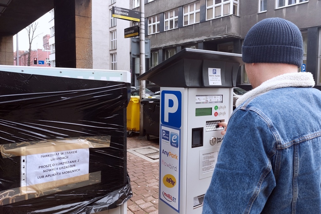 Parkomaty na os. Paderewskiego i Koszutce. Wkrótce będzie tam strefa płatnego parkowania