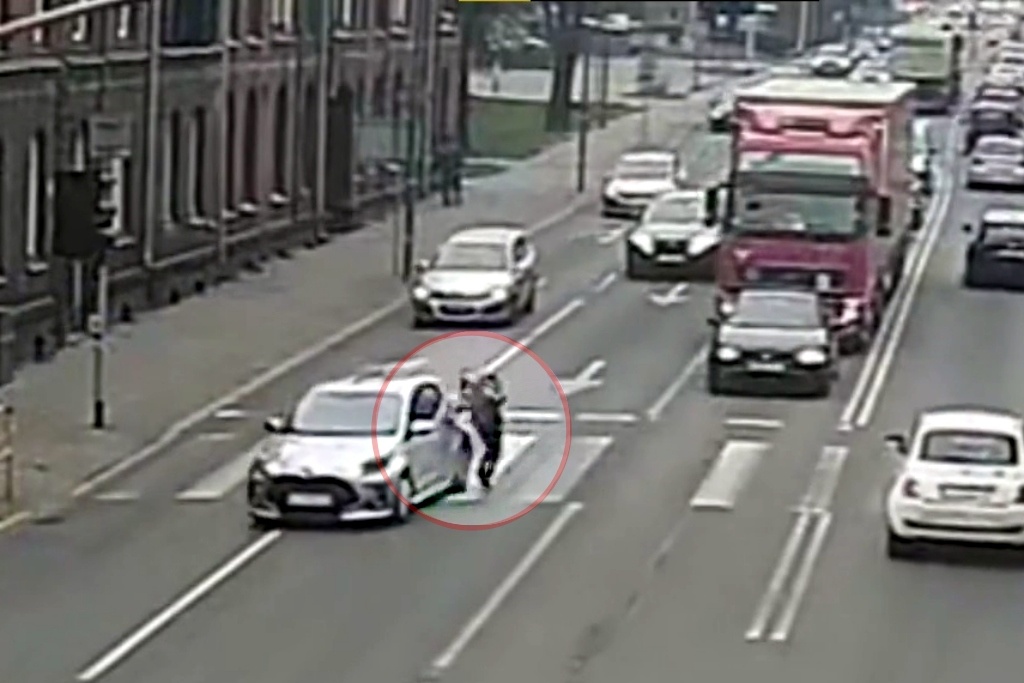 Kobieta przebiegała przez ulicę na czerwonym świetle. To nie mogło się skończyć inaczej [WIDEO]