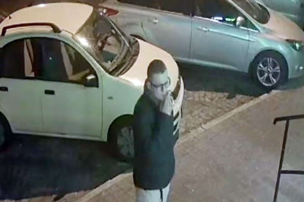 Wszedł do Żabki i zabrał cudzy telefon. Policja szuka tego mężczyzny