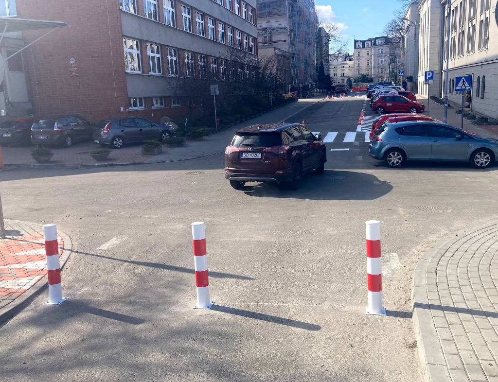 Wjazd na most nad Rawą został zagrodzony. Bankowa i Moniuszki są od teraz ślepymi ulicami