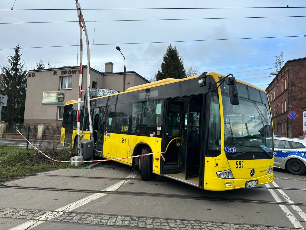 Kierowca autobusu komunikacji miejskiej wjechał w rogatkę na przejeździe kolejowym