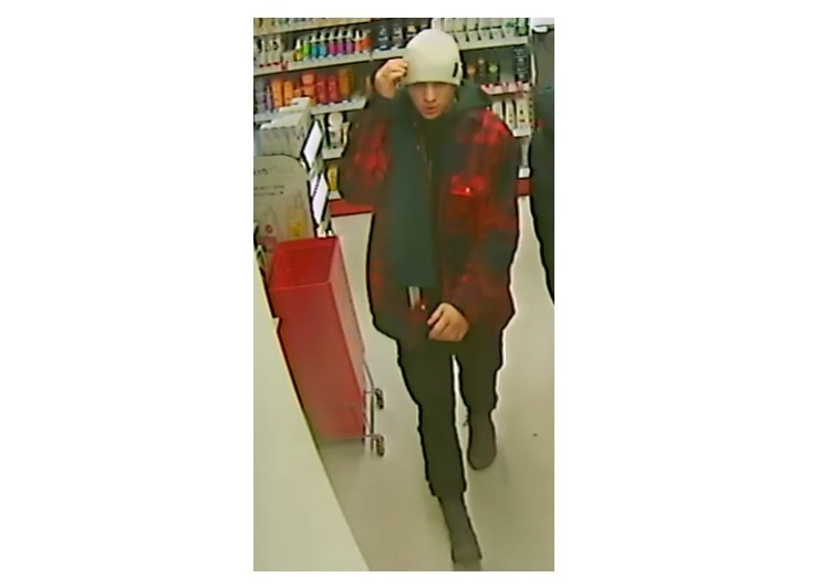 Kradzież perfum w sklepie Rossmann. Policja poszukuje tego mężczyzny