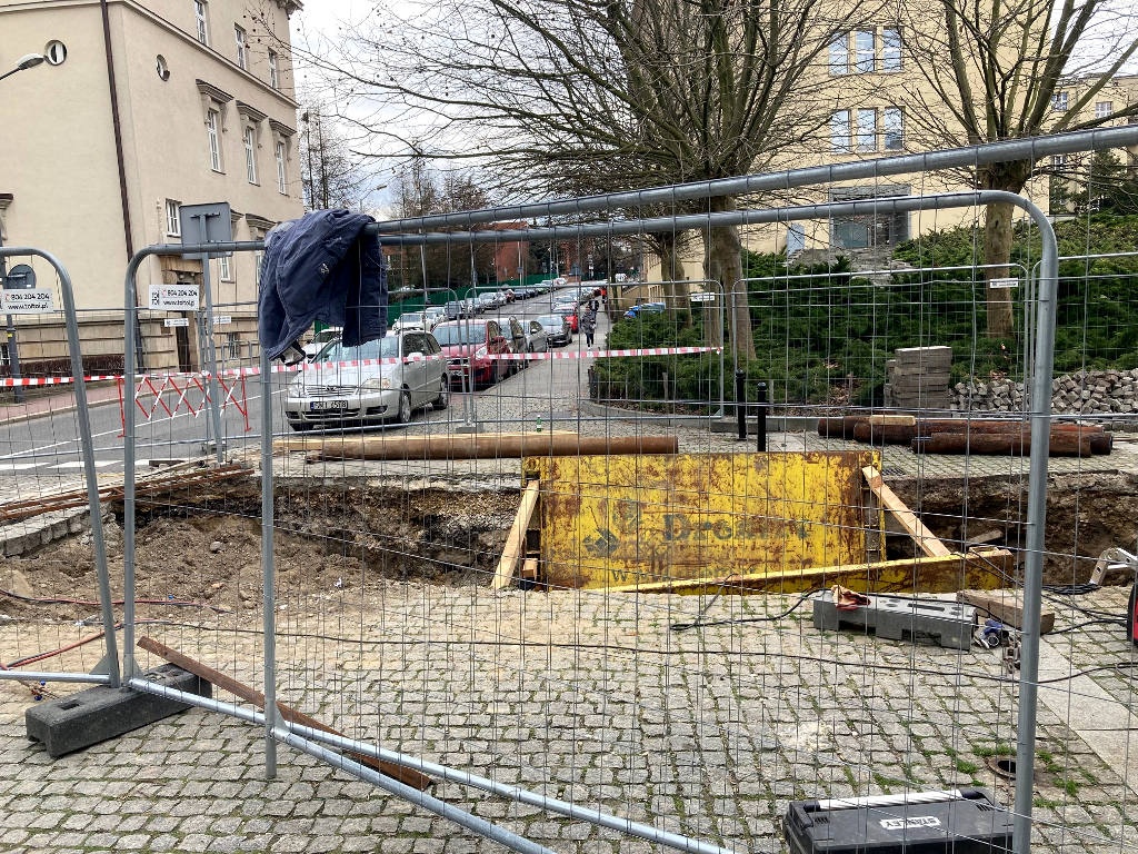 Utrudnienia dla pieszych i kierowców w pobliżu katedry
