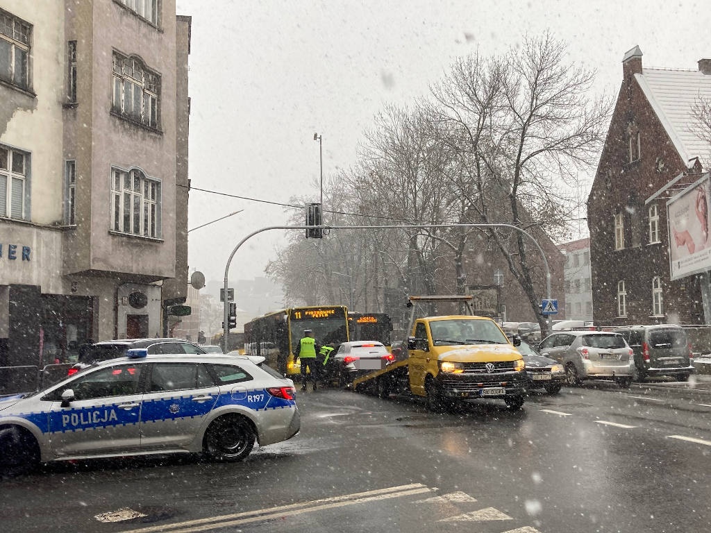 Czołowe zderzenie autobusu komunikacji miejskiej z samochodem osobowym w centrum Katowic. Sprawca kolizji uciekł