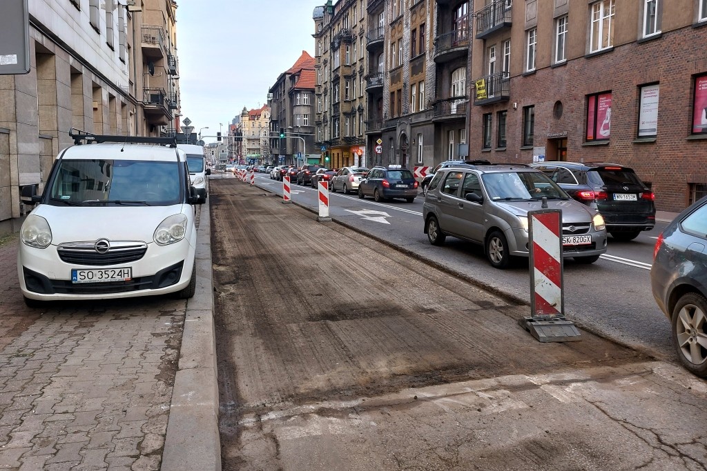 Utrudnienia na ul. Mickiewicza. Trwa wymiana nawierzchni