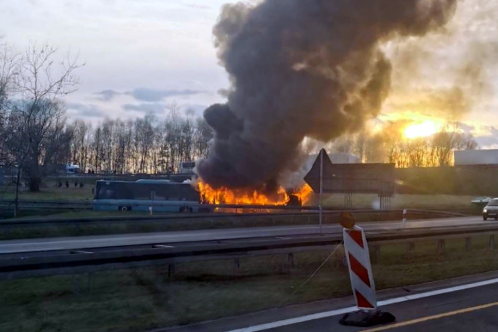 Na autostradzie A4 spłonął autobus. W środku było kilkadziesiąt osób