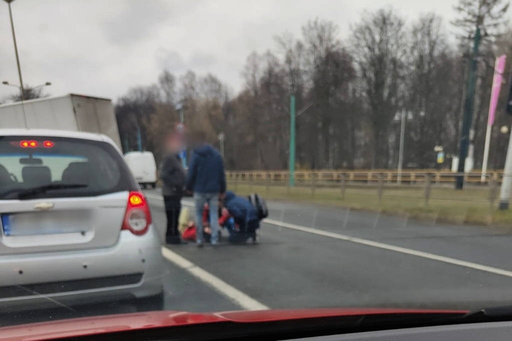 Dwóch mężczyzn przebiegało przez ul. Chorzowską. Jeden z nich został potrącony