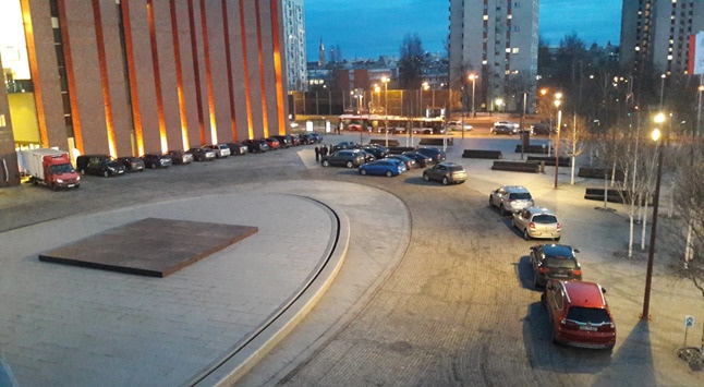 Po kolejnym najeździe kierowców na plac przy NOSPR będzie zmiana oznakowania