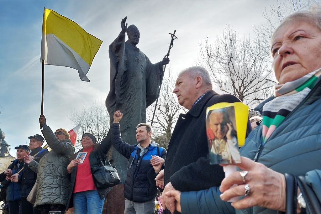 Bronili Jana Pawła II w Katowicach. Odbył się wiec przy Archikatedrze [ZDJĘCIA]