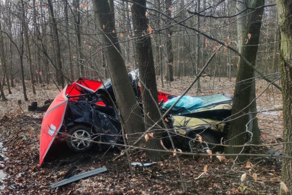 Śmiertelny wypadek w Katowicach. Z samochodu niewiele zostało