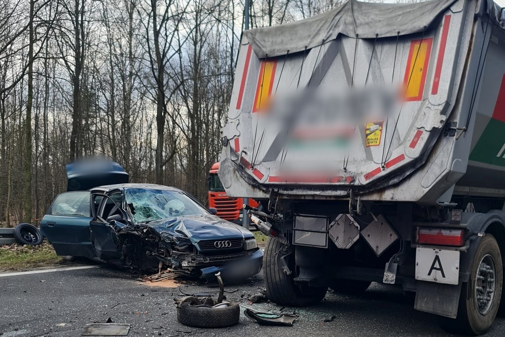 Groźna kolizja na DK86. Są duże utrudnienia