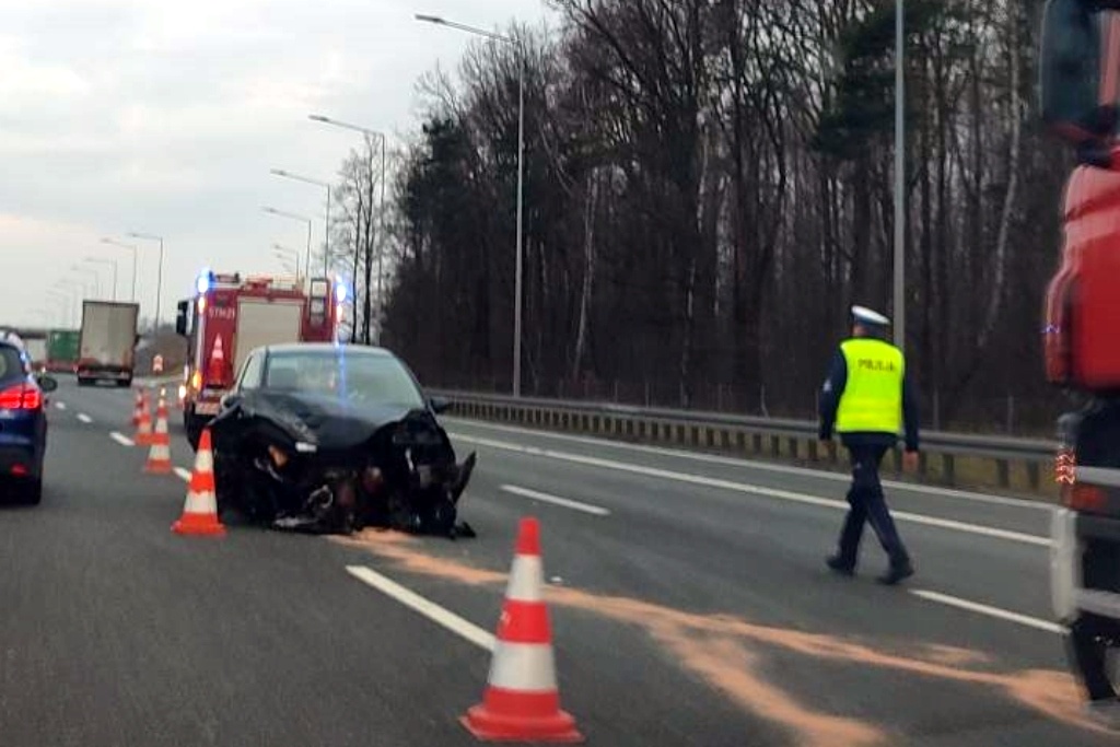 Zderzenie ciężarówki z osobówką na A4. Tworzą się długie korki