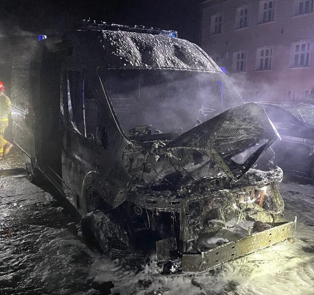 Spłonęła karetka ze śląskiego konwoju na Ukrainę. Uszkodzonych jest też kilka innych samochodów