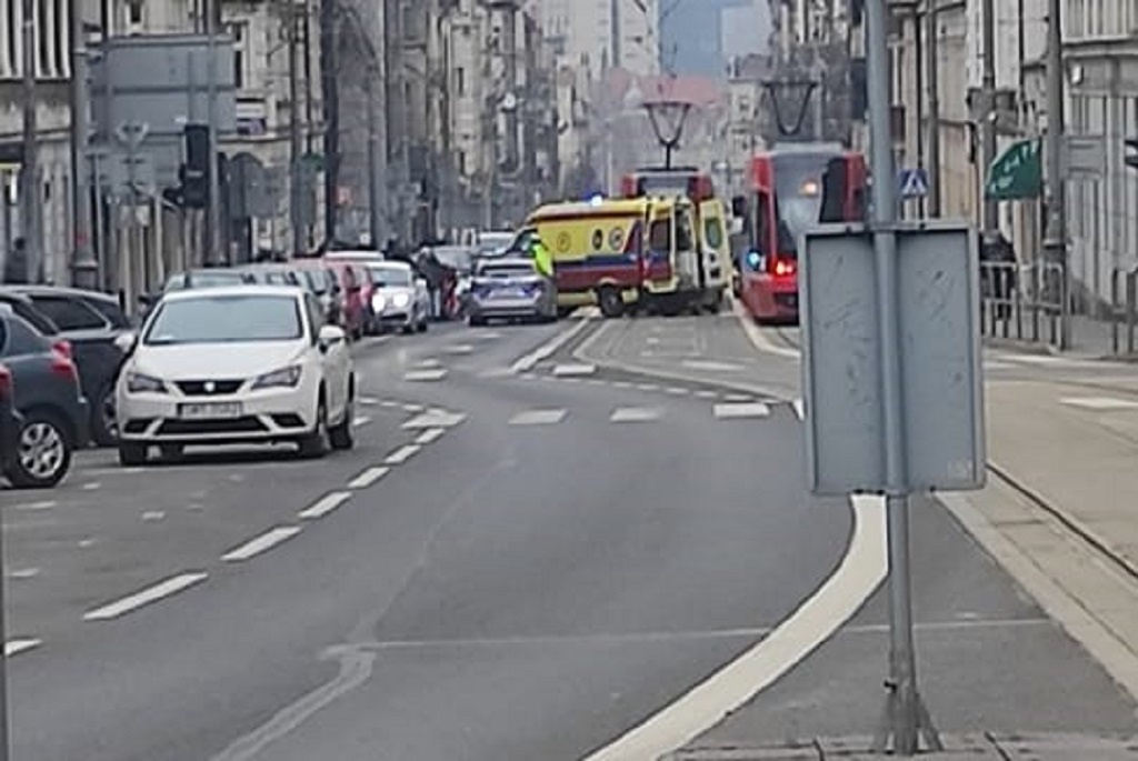 Potrącenie w centrum Katowic. Starsze małżeństwo trafiło do szpitala