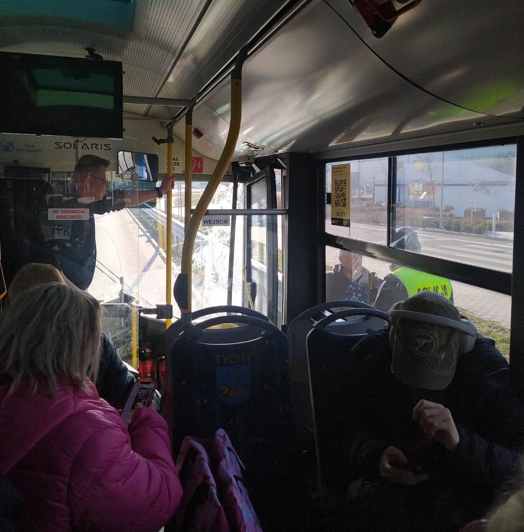 Kolizja autobusu komunikacji miejskiej z samochodem dostawczym koło Galerii Libero